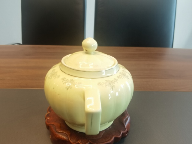 古玩陶瓷黃釉貼花花卉紋茶壺拍賣,當前價格398元
