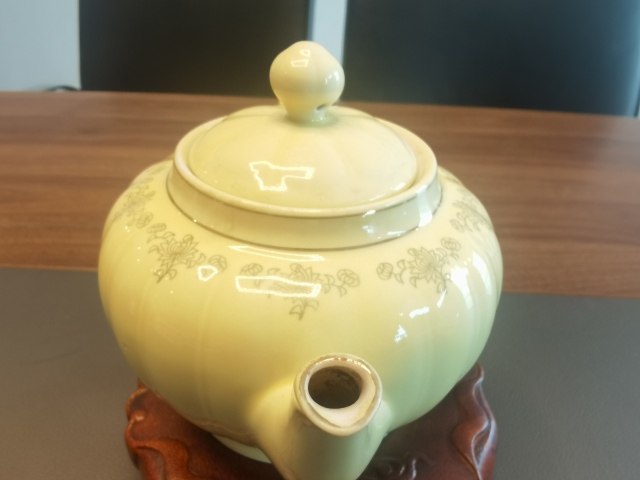 古玩陶瓷黃釉貼花花卉紋茶壺拍賣,當前價格398元