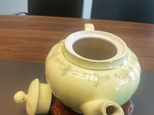 古玩陶瓷黃釉貼花花卉紋茶壺拍賣,當前價格398元
