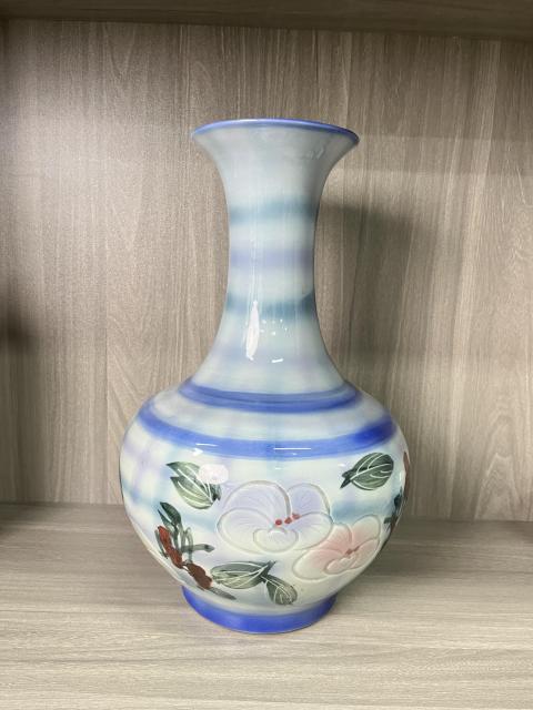 古玩陶瓷青花加彩刻繪花卉紋賞瓶拍賣,當前價格600元