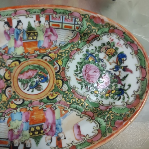 古玩陶瓷清晚期，人物花鳥蝶紋廣彩盤拍賣，當前價格999元