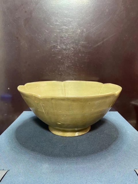 青釉花口碗拍賣(mài)，當(dāng)前價(jià)格3880元
