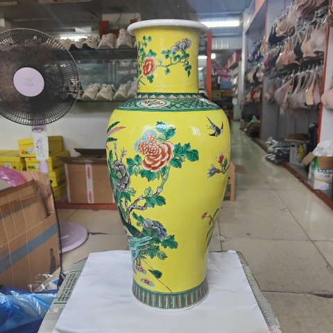古玩陶瓷黃地五彩錦雞洞石花卉紋觀音瓶拍賣，當前價格13800元