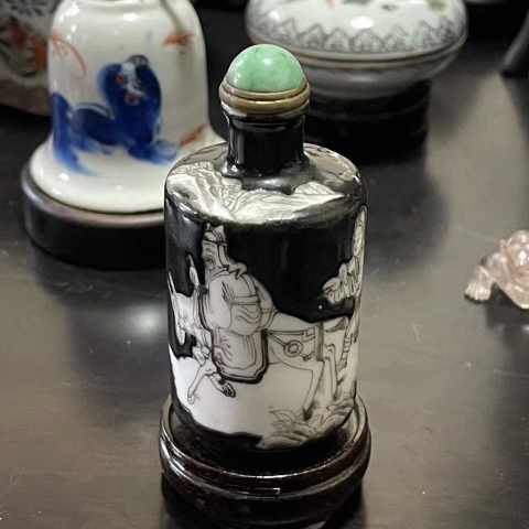 古玩陶瓷清代 墨彩踏雪尋梅鼻煙壺拍賣，當前價格18000元