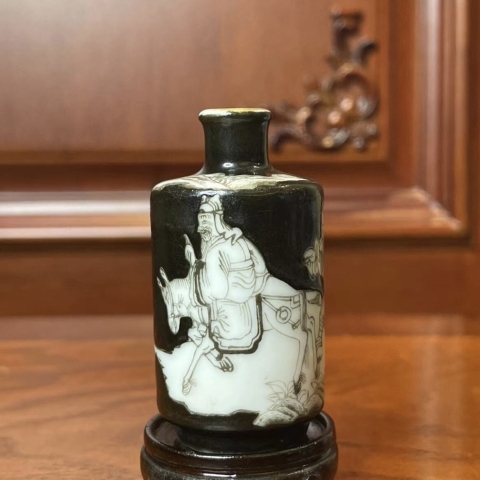 古玩陶瓷清代 墨彩踏雪尋梅鼻煙壺拍賣，當前價格18000元