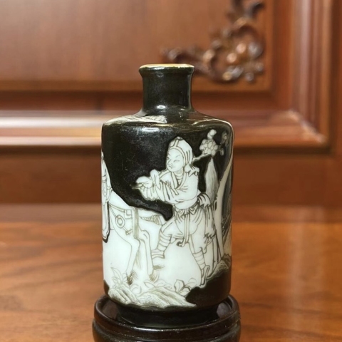 古玩陶瓷清代 墨彩踏雪尋梅鼻煙壺拍賣，當前價格18000元