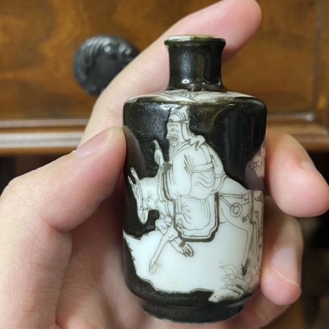 古玩陶瓷墨地黑彩人物鼻煙壺拍賣(mài)，當(dāng)前價(jià)格10000元