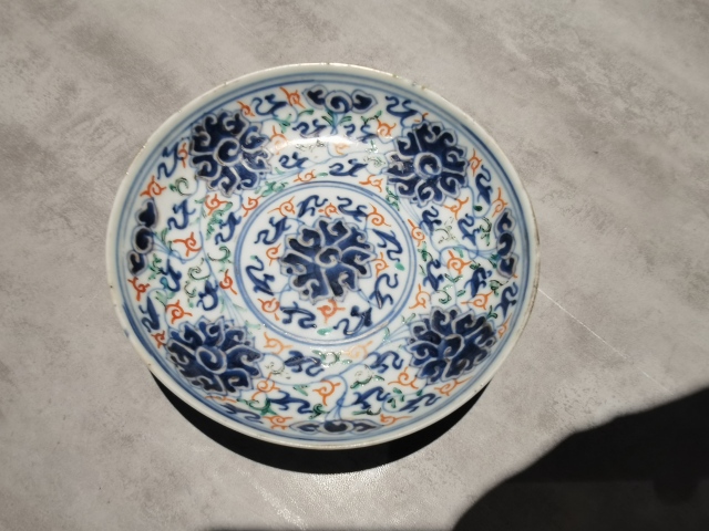 古玩陶瓷青花加彩纏枝蓮紋盤拍賣，當前價格8500元