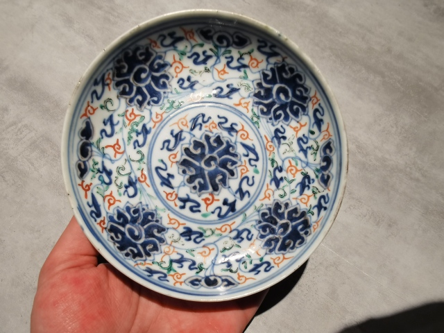 古玩陶瓷青花加彩纏枝蓮紋盤拍賣，當前價格8500元
