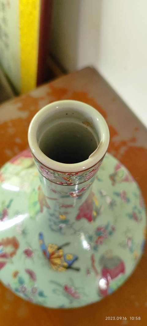 古玩陶瓷清咸豐豆青釉廣彩人物花蝶紋荸薺瓶拍賣,當(dāng)前價格12000元
