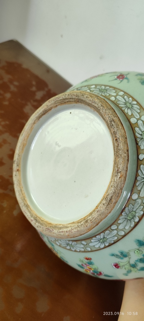 古玩陶瓷清咸豐豆青釉廣彩人物花蝶紋荸薺瓶拍賣,當(dāng)前價格12000元