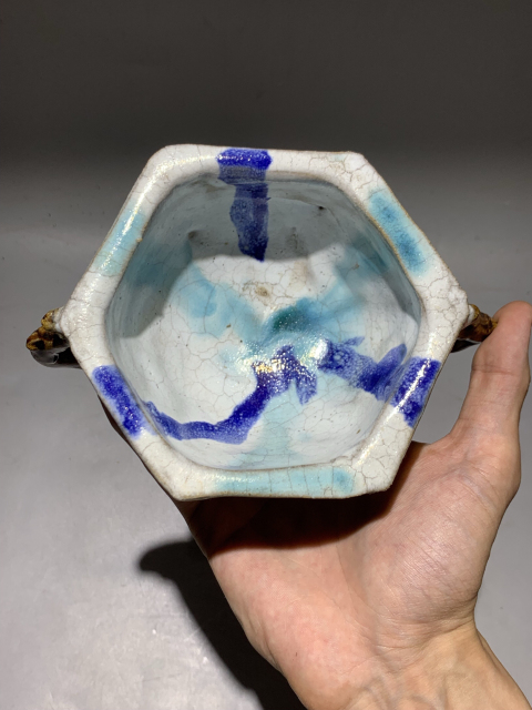 古玩陶瓷精美三色釉六角三足香爐拍賣,當前價格0元