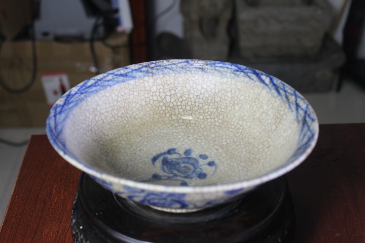 古玩陶瓷清中期·哥釉青花花卉紋碗拍賣，當前價格3680元