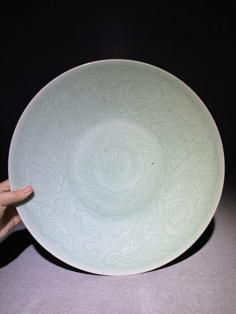 古玩陶瓷【清中期·34.5厘米放漏大件,收藏級精品(己保真)】豆青釉刻花花卉紋盤拍賣,當前價格2988元