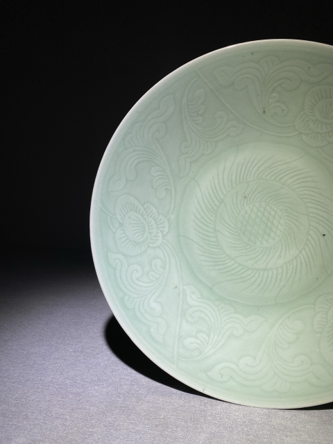 古玩陶瓷【清中期·34.5厘米放漏大件,收藏級精品(己保真)】豆青釉刻花花卉紋盤拍賣,當前價格2988元
