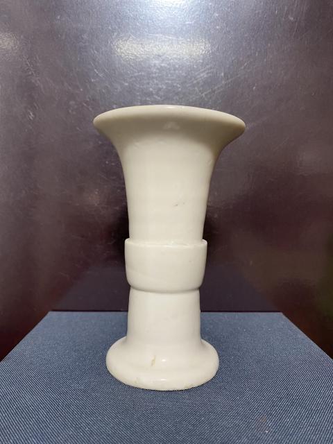 古玩陶瓷清德化窯白釉花觚拍賣，當(dāng)前價(jià)格1500元