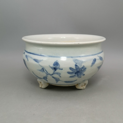 古玩陶瓷明代青花纏枝花卉紋香爐拍賣,當前價格18888元