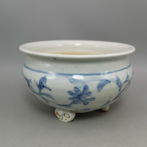 古玩陶瓷明代青花纏枝花卉紋香爐拍賣,當前價格18888元