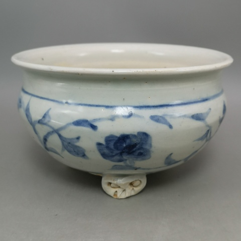 古玩陶瓷明代青花纏枝花卉紋香爐拍賣,當前價格18888元