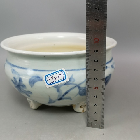 古玩陶瓷明代青花纏枝花卉紋香爐拍賣,當前價格18888元