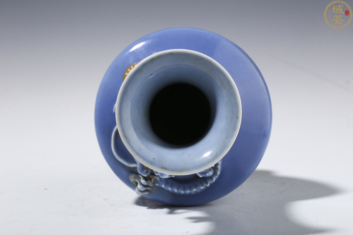 古玩陶瓷天藍(lán)釉堆龍紋瓶拍賣，當(dāng)前價(jià)格4000元