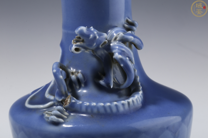古玩陶瓷天藍(lán)釉堆龍紋瓶拍賣，當(dāng)前價(jià)格4000元