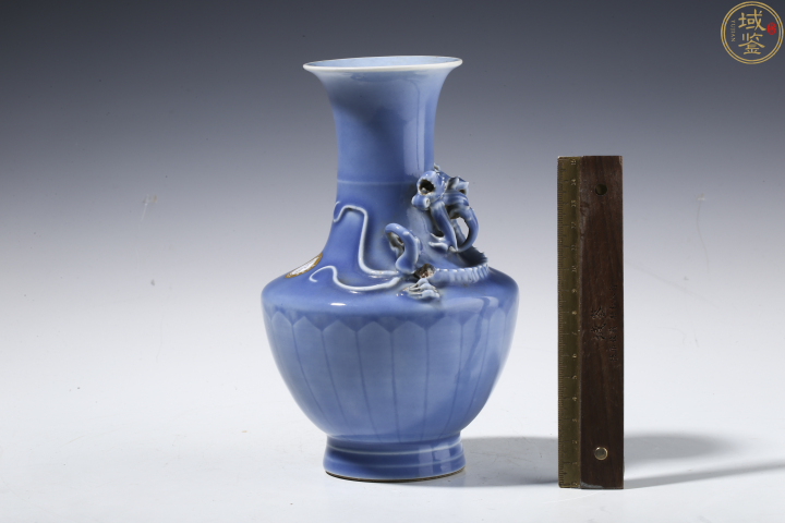 古玩陶瓷天藍(lán)釉堆龍紋瓶拍賣，當(dāng)前價(jià)格4000元
