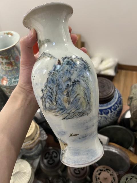 古玩陶瓷彩繪山水紋觀音瓶拍賣，當(dāng)前價(jià)格399元