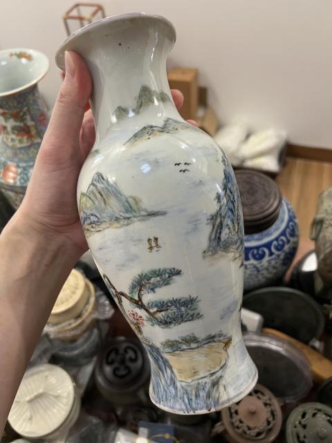 古玩陶瓷彩繪山水紋觀音瓶拍賣，當(dāng)前價(jià)格399元