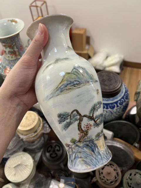 古玩陶瓷彩繪山水紋觀音瓶拍賣，當(dāng)前價(jià)格399元