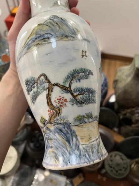 古玩陶瓷彩繪山水紋觀音瓶拍賣，當(dāng)前價(jià)格399元