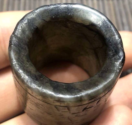 古玩玉器明代和田玉刻花刻字扳指拍賣,當(dāng)前價(jià)格6880元