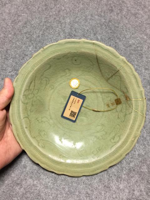 古玩陶瓷龍泉青瓷刻花卉紋菱口盤拍賣,當前價格4560元