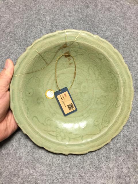 古玩陶瓷龍泉青瓷刻花卉紋菱口盤拍賣,當前價格4560元