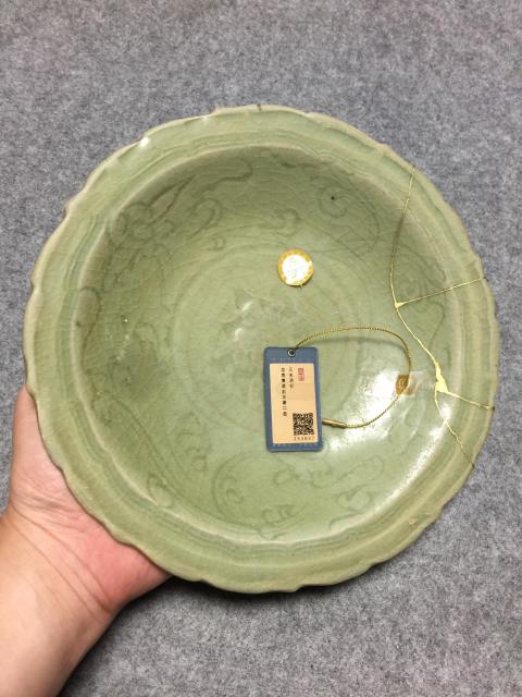 古玩陶瓷龍泉青瓷刻花卉紋菱口盤拍賣,當前價格4560元
