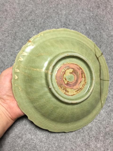 古玩陶瓷龍泉青瓷刻花卉紋菱口盤拍賣,當前價格4560元
