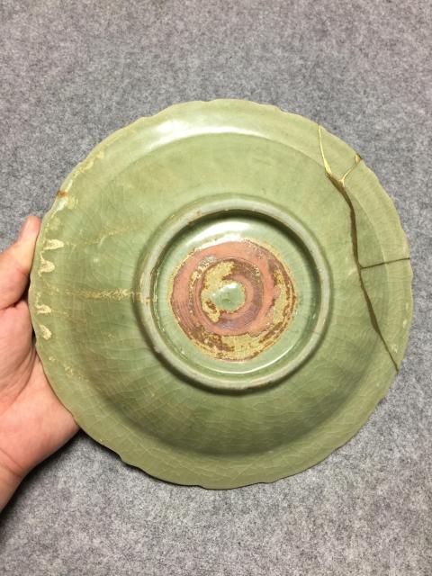 古玩陶瓷龍泉青瓷刻花卉紋菱口盤拍賣,當前價格4560元
