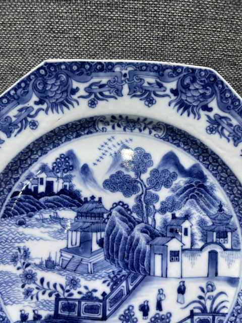 古玩陶瓷乾隆青花山水亭臺樓閣人物紋八方盤拍賣，當前價格1688元
