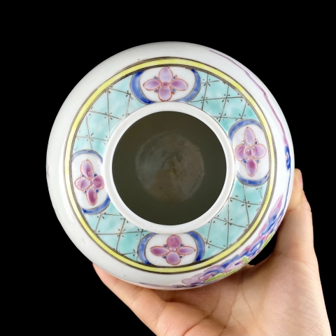 古玩陶瓷粉彩仕女嬰戲圖蓋罐拍賣，當(dāng)前價(jià)格2200元