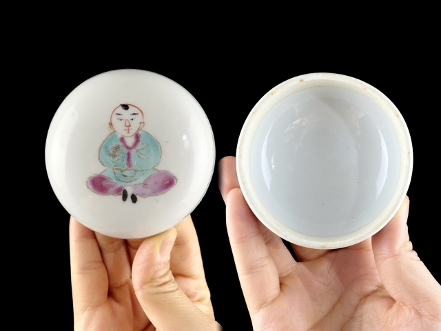 古玩陶瓷粉彩仕女嬰戲圖蓋罐拍賣，當(dāng)前價(jià)格2200元