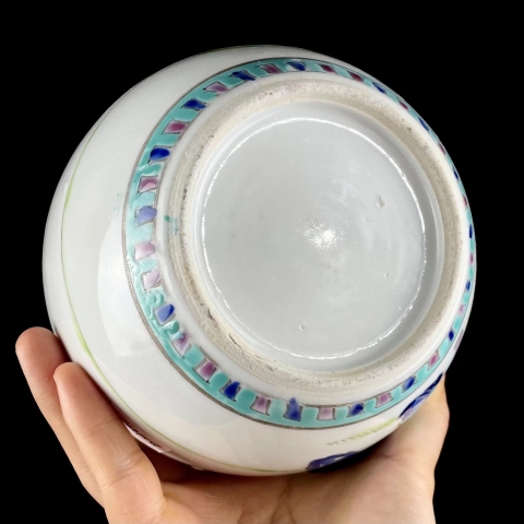 古玩陶瓷粉彩仕女嬰戲圖蓋罐拍賣，當(dāng)前價(jià)格2200元
