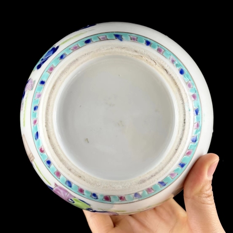 古玩陶瓷粉彩仕女嬰戲圖蓋罐拍賣，當(dāng)前價(jià)格2200元
