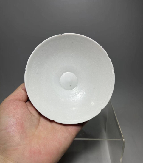 古玩陶瓷精品邢窯宋代白釉花口盞拍賣,當前價格6888元
