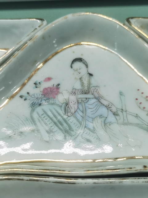 古玩陶瓷民國戌午年(1918)粉彩侍女九子盤拍賣,當(dāng)前價(jià)格2980元