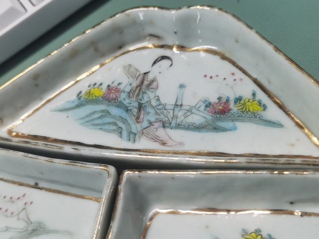古玩陶瓷民國戌午年(1918)粉彩侍女九子盤拍賣,當(dāng)前價(jià)格2980元