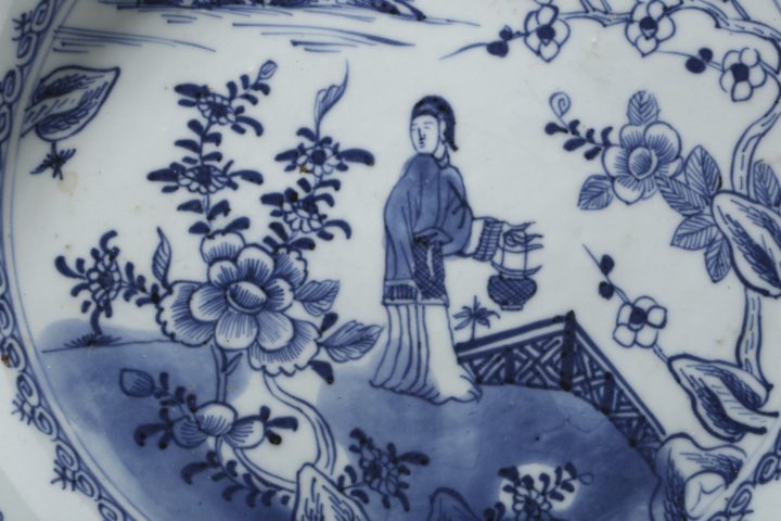古玩陶瓷清康熙·青花仕女游春圖大盤拍賣,當前價格298元