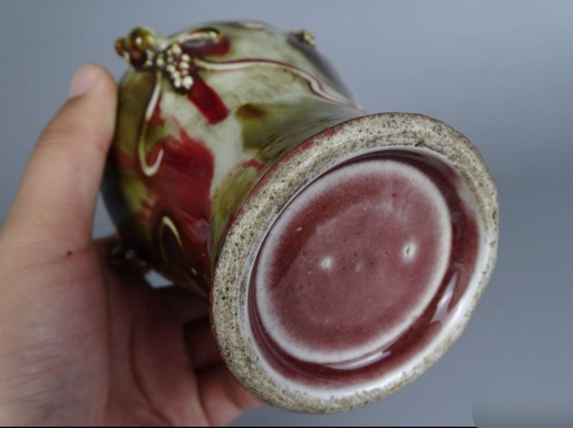 古玩陶瓷清中三陽開泰品種貼塑松鼠葡萄紋橄欖瓶拍賣,當前價格32000元