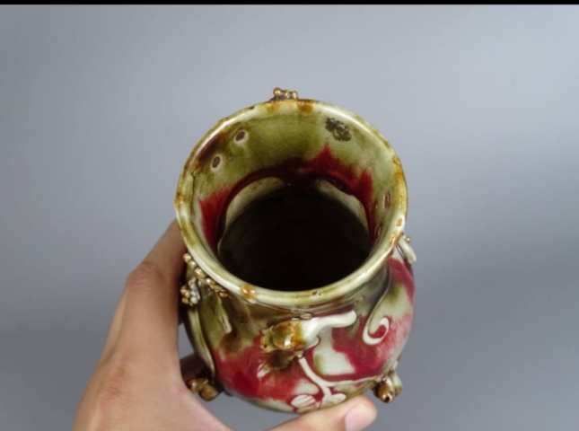 古玩陶瓷清中三陽開泰品種貼塑松鼠葡萄紋橄欖瓶拍賣,當前價格32000元