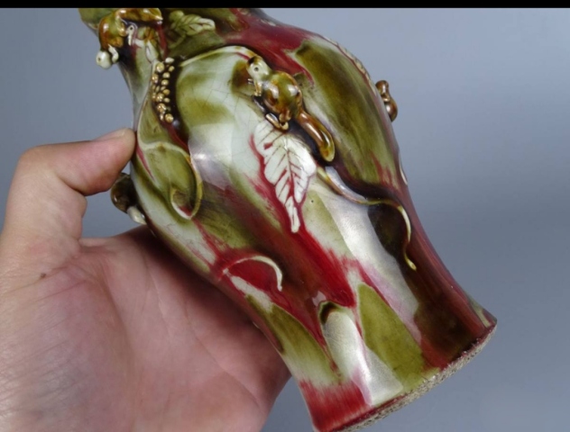 古玩陶瓷清中三陽開泰品種貼塑松鼠葡萄紋橄欖瓶拍賣,當前價格32000元