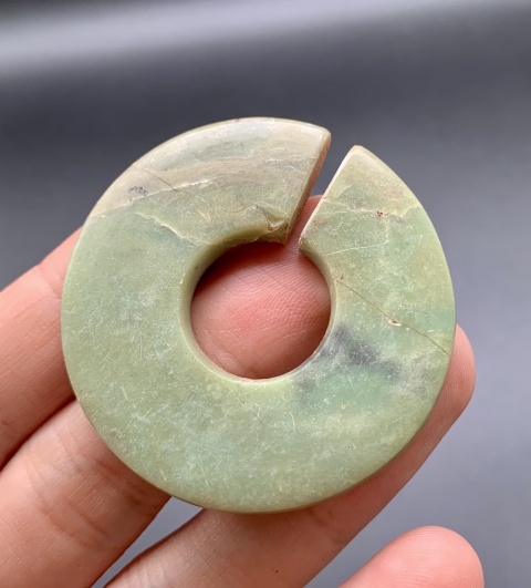 古玩玉器戰國青玉大玦，珠博評級78分，直徑48.05mm碩大無比，極其罕見拍賣，當前價格8888元